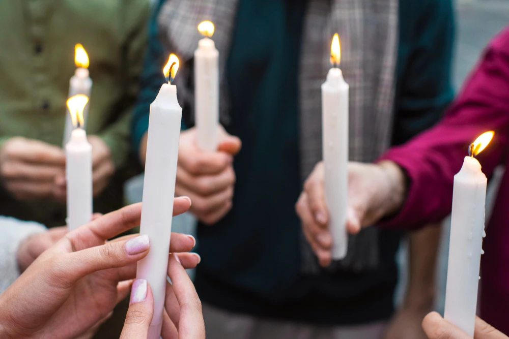 Brandende kaarsen tijdens een uitvaart in Elst