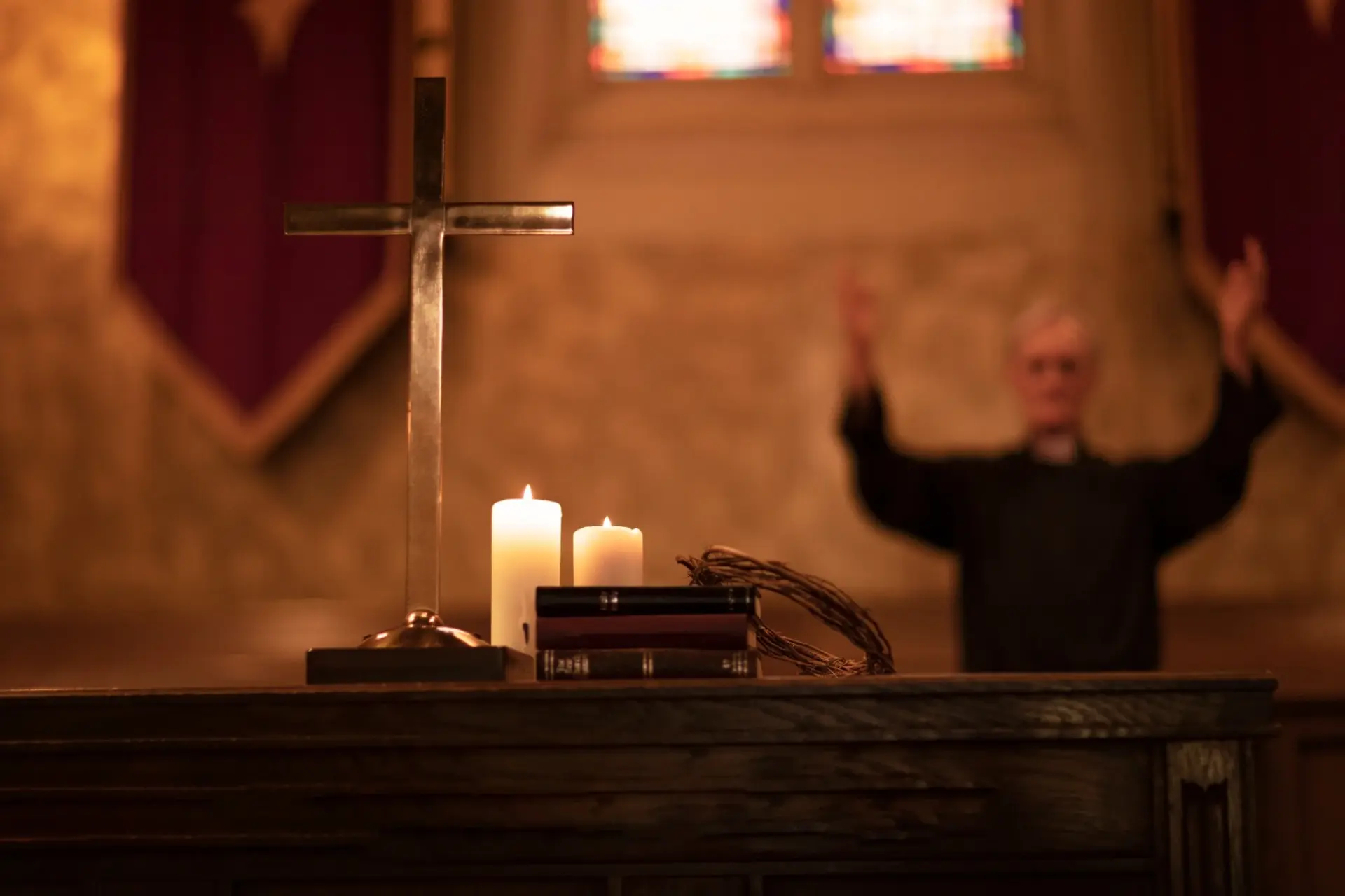 Priester die bidt op Christelijke begrafenis