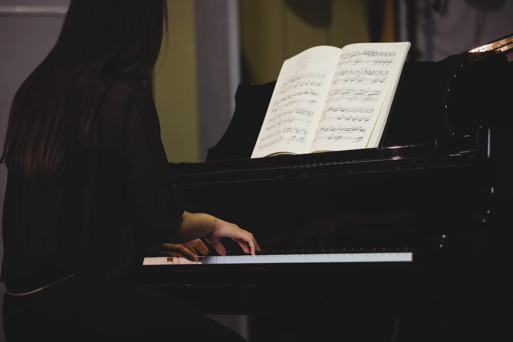 Christelijke liederen live gezongen op begrafenis