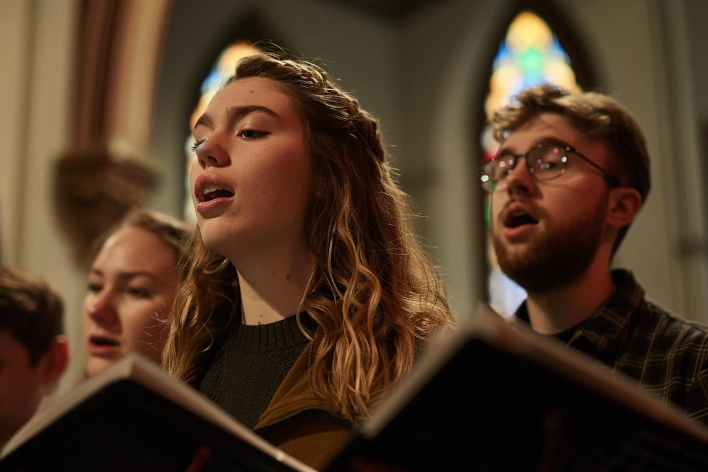 Jongeren die Psalmen zingen tijdens de uitvaart