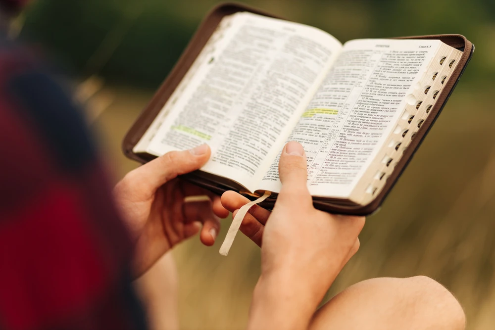 Populaire psalmen in Bijbel tijdens een begrafenis