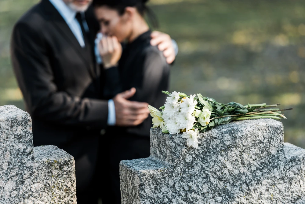 het herdenken van een sterfdag door man en vrouw