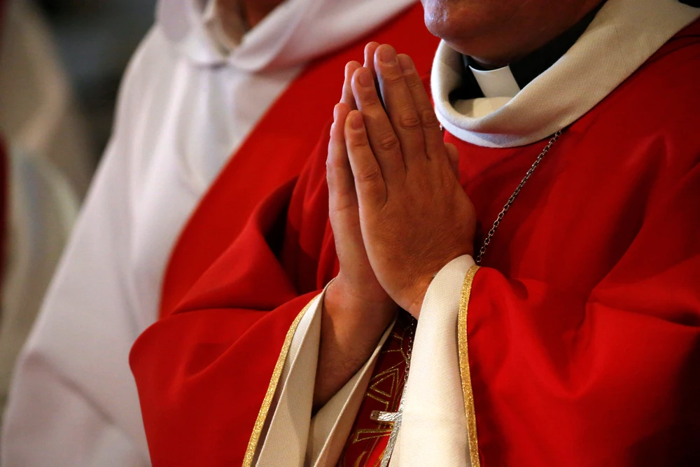 priester tijdens laatste sacrament overlijden