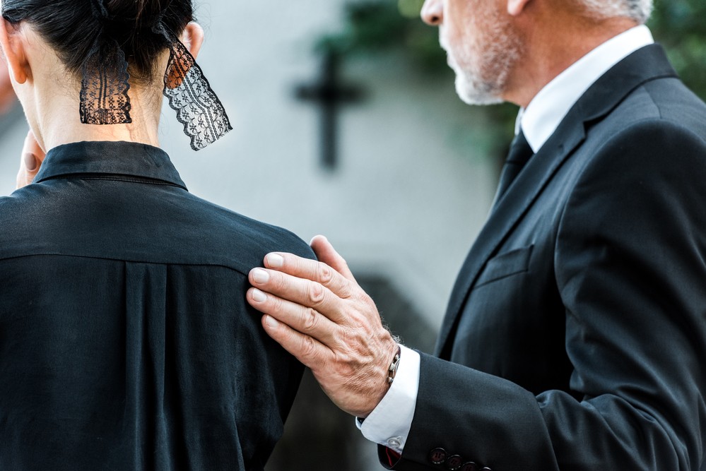 troostende mensen tijdens een christelijke begrafenis